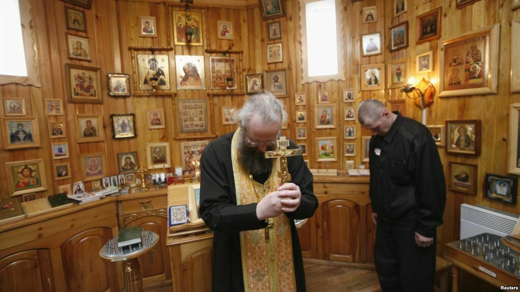 Омскому священнику запретили служить в церкви, потому что он избирается в депутаты