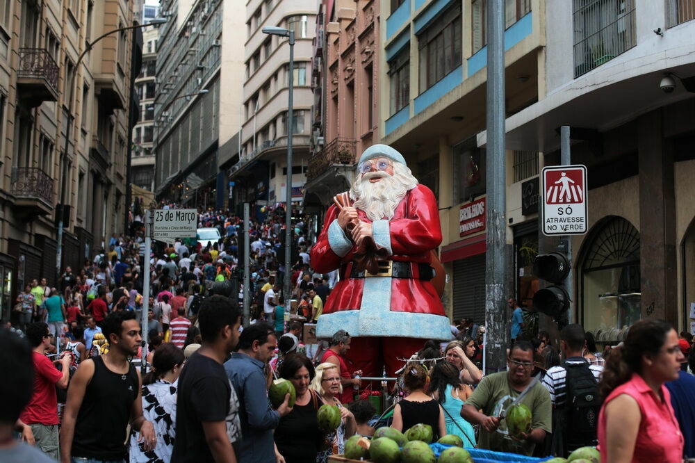 В Бразилии из-за коронавируса начали отменять грядущие новогодние праздники