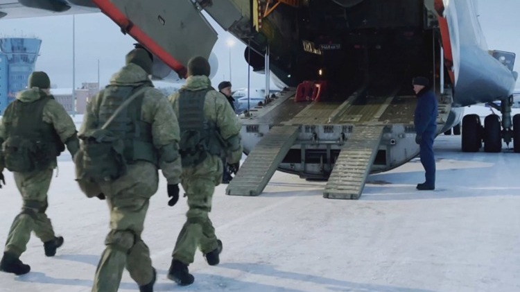 Российские десантники направляются для подавления беспорядков в Казахстан в январе 2022 года в рамках миссии ОДКБ.