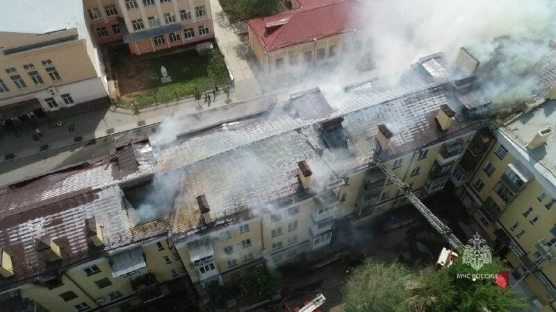 Спасателям удалось локализовать крупный пожар в жилом доме в Оренбурге (ВИДЕО)