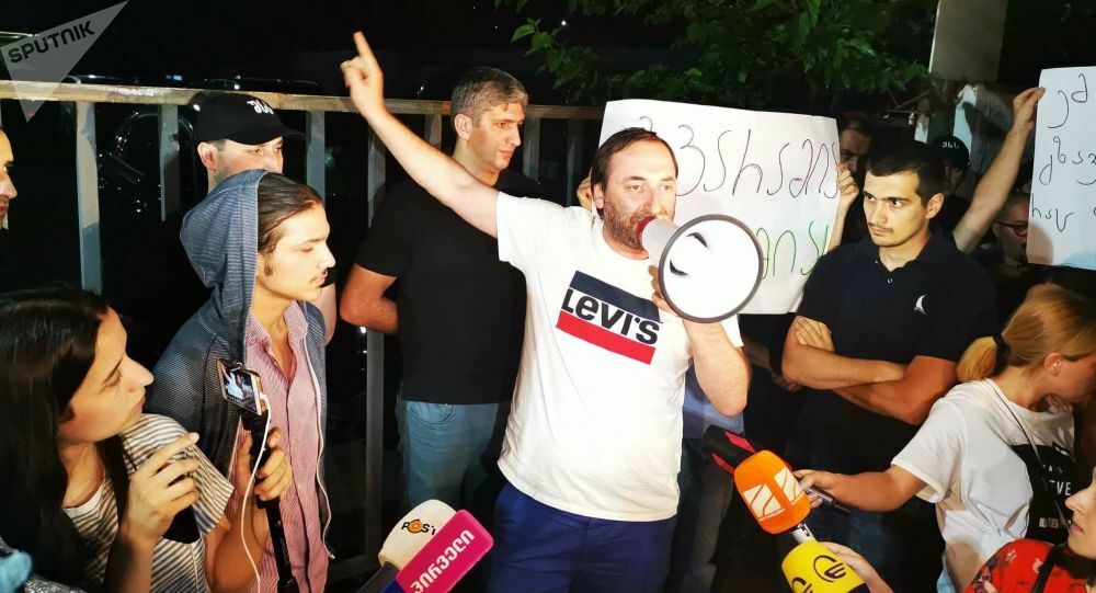 В Тбилиси начались столкновения участников двух акций