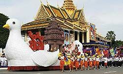 Камбоджа с размахом отметила юбилей независимости