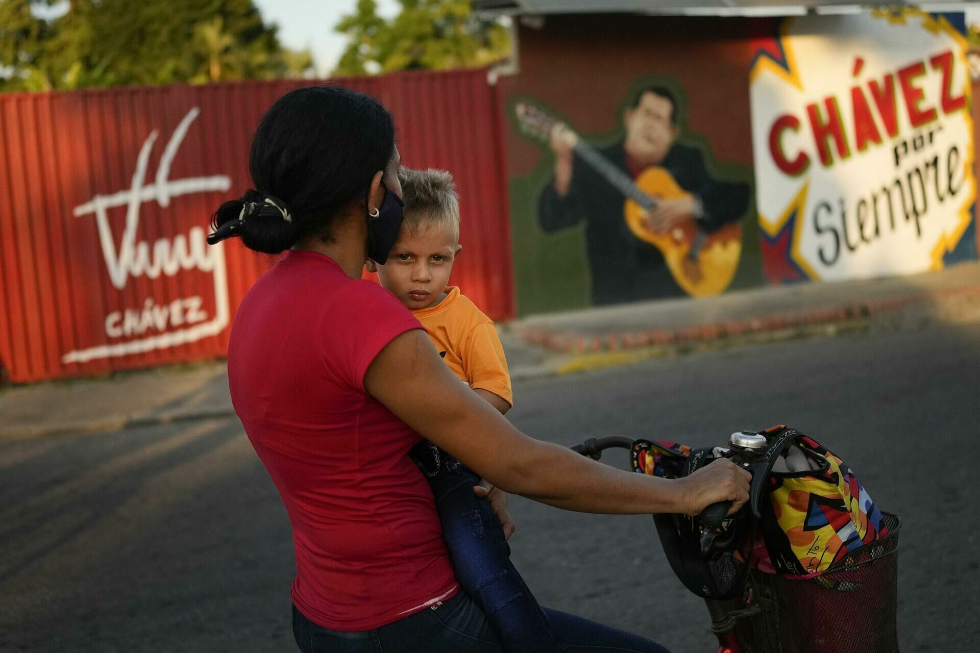 Унижение режиму: оппозиция в Венесуэле победила родного брата Уго Чавеса