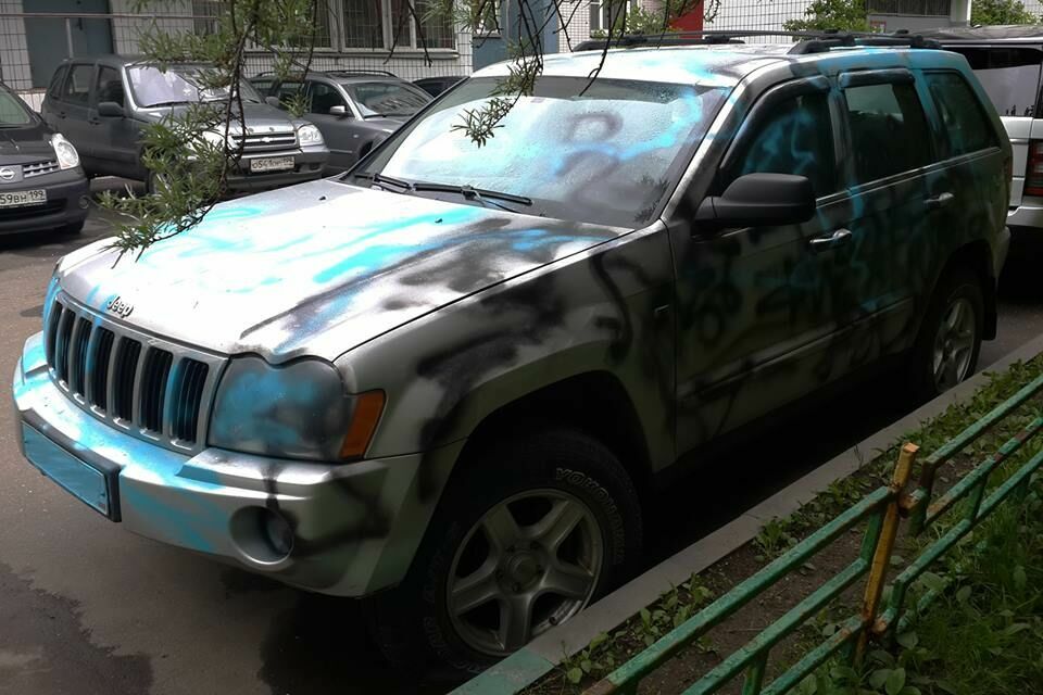 Вандалы разрисовали машину борца с автохамами в Москворецком парке