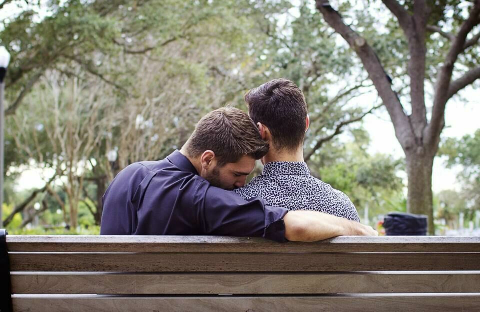 Хочу друга гея. Любовь между парнями. Парни вместе. Парень на скамейке. Романтика между мужчинами.