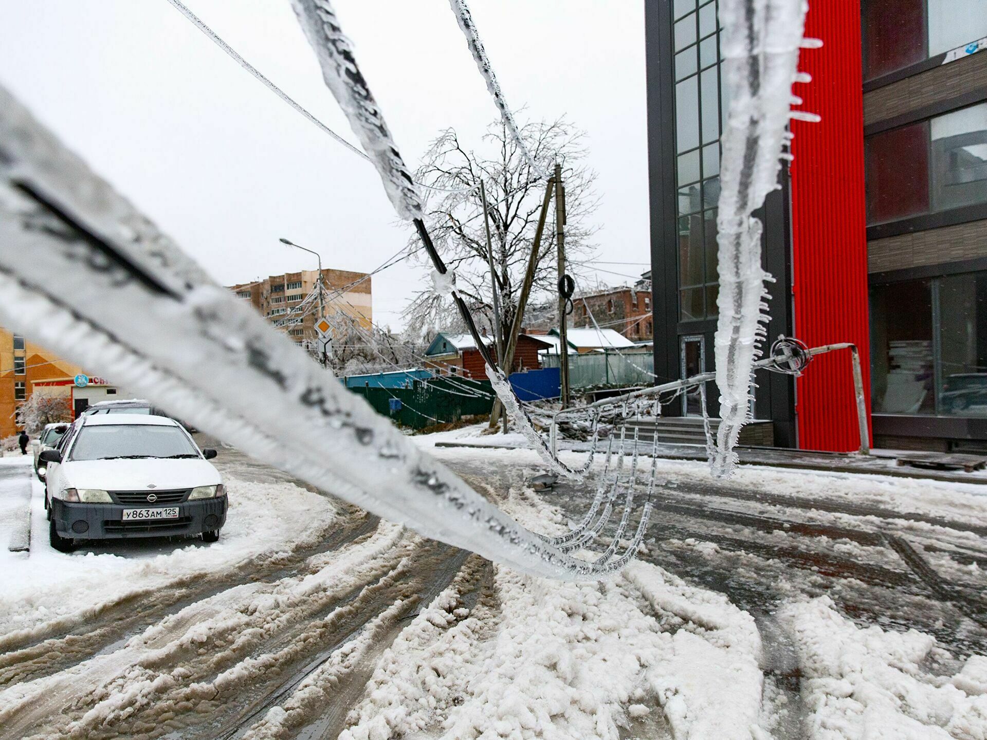 В Приморье завели дело за отключение электричества после ледяного дождя