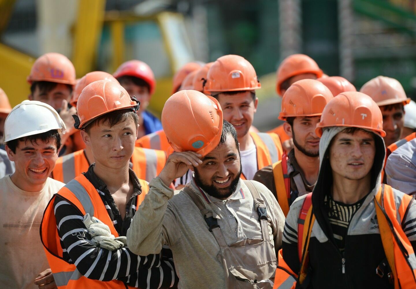 Почти половина россиян уверены, что трудовые мигранты занимают их рабочие места