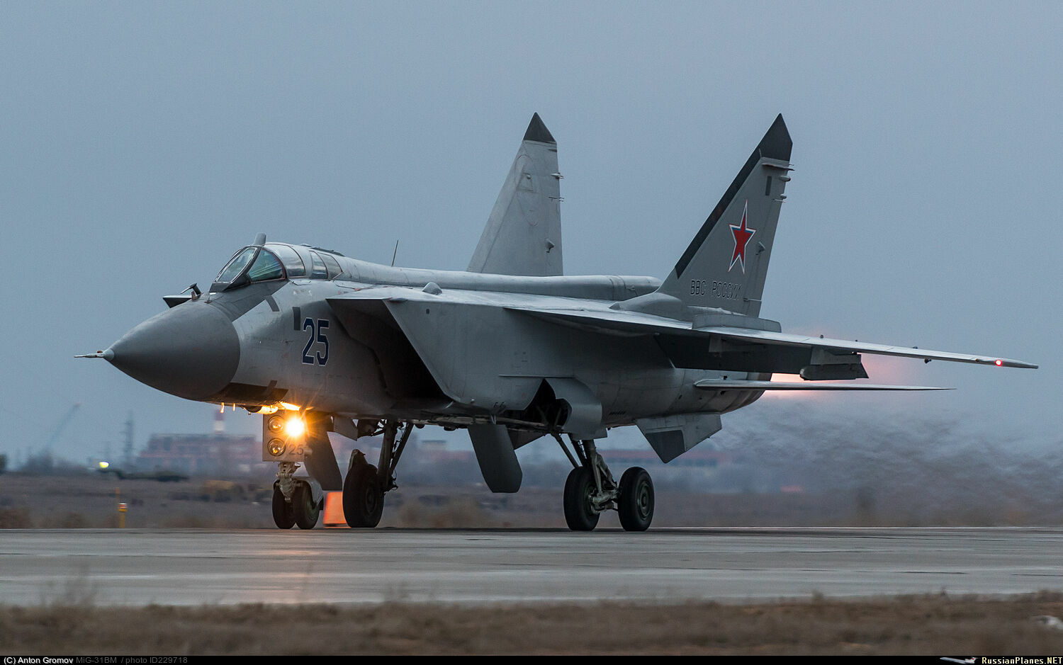 30 лет - не возраст: Россия продолжает модернизировать перехватчик МиГ-31