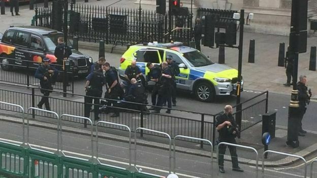 Предполагаемый террорист задержан у здания парламента в Лондоне