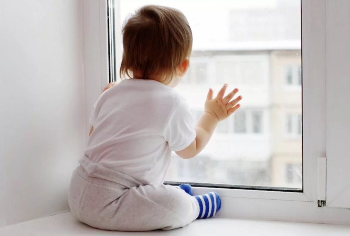 Минстрой изменит правила строительства для профилактики выпадения детей из окон