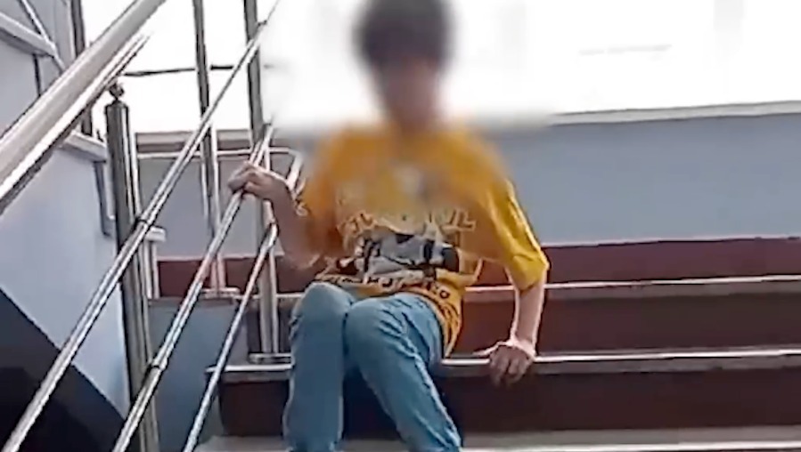 В Казани ребенку-инвалиду пришлось ползти по лестнице в суде