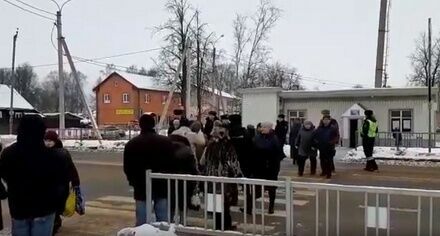 Жители посёлка Шимск перекрыли федеральную трассу из-за закрытия больницы
