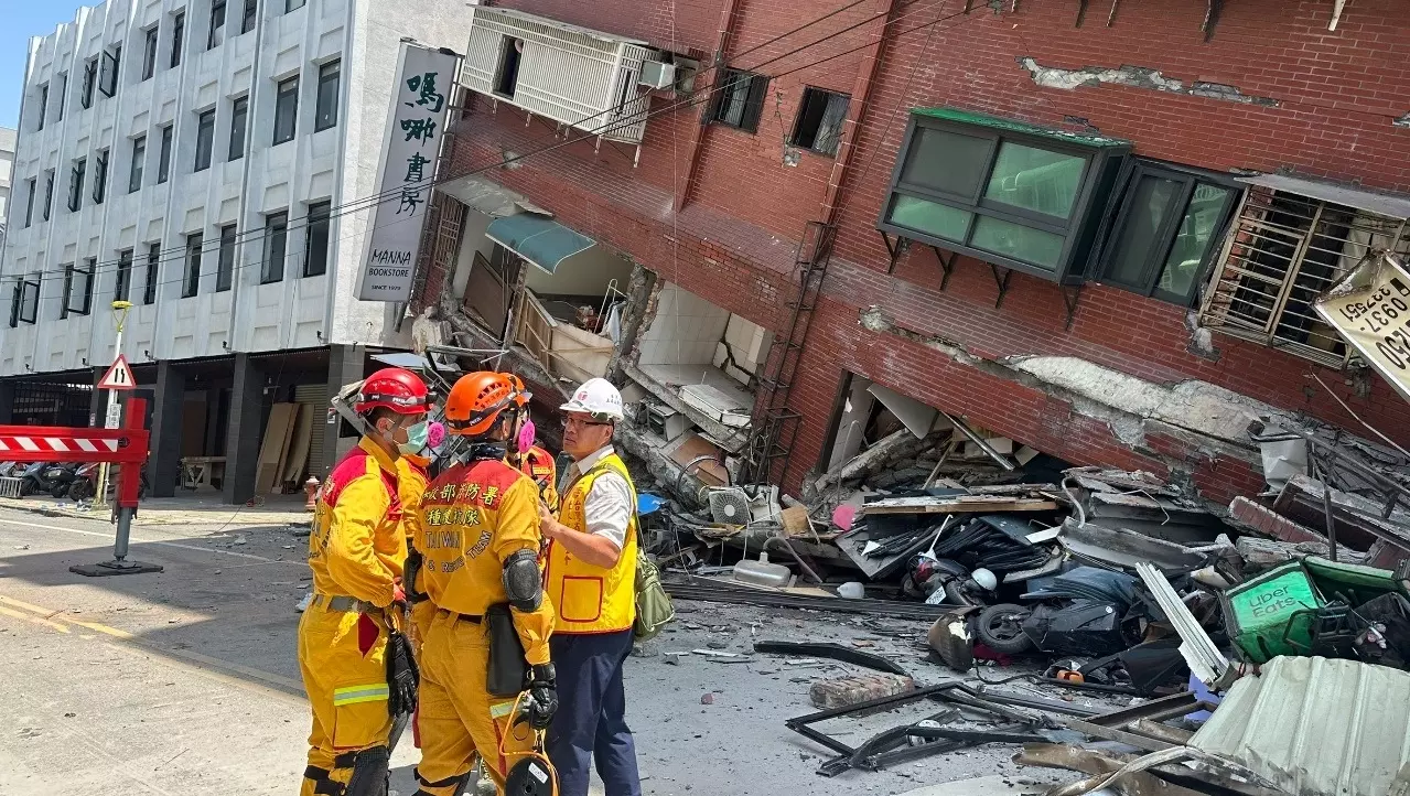 В ответ на сильное землетрясение городские власти создали центры реагирования на стихийные бедствия первого уровня.