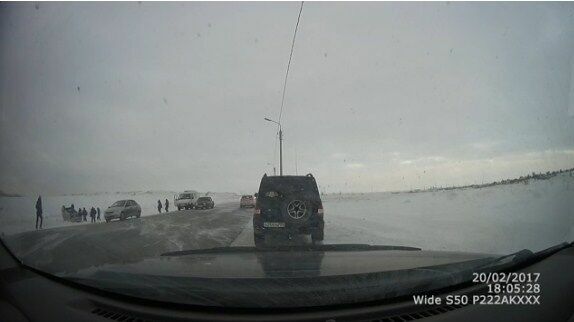 Ураган сдул две машины с трассы в Челябинской области (видео)