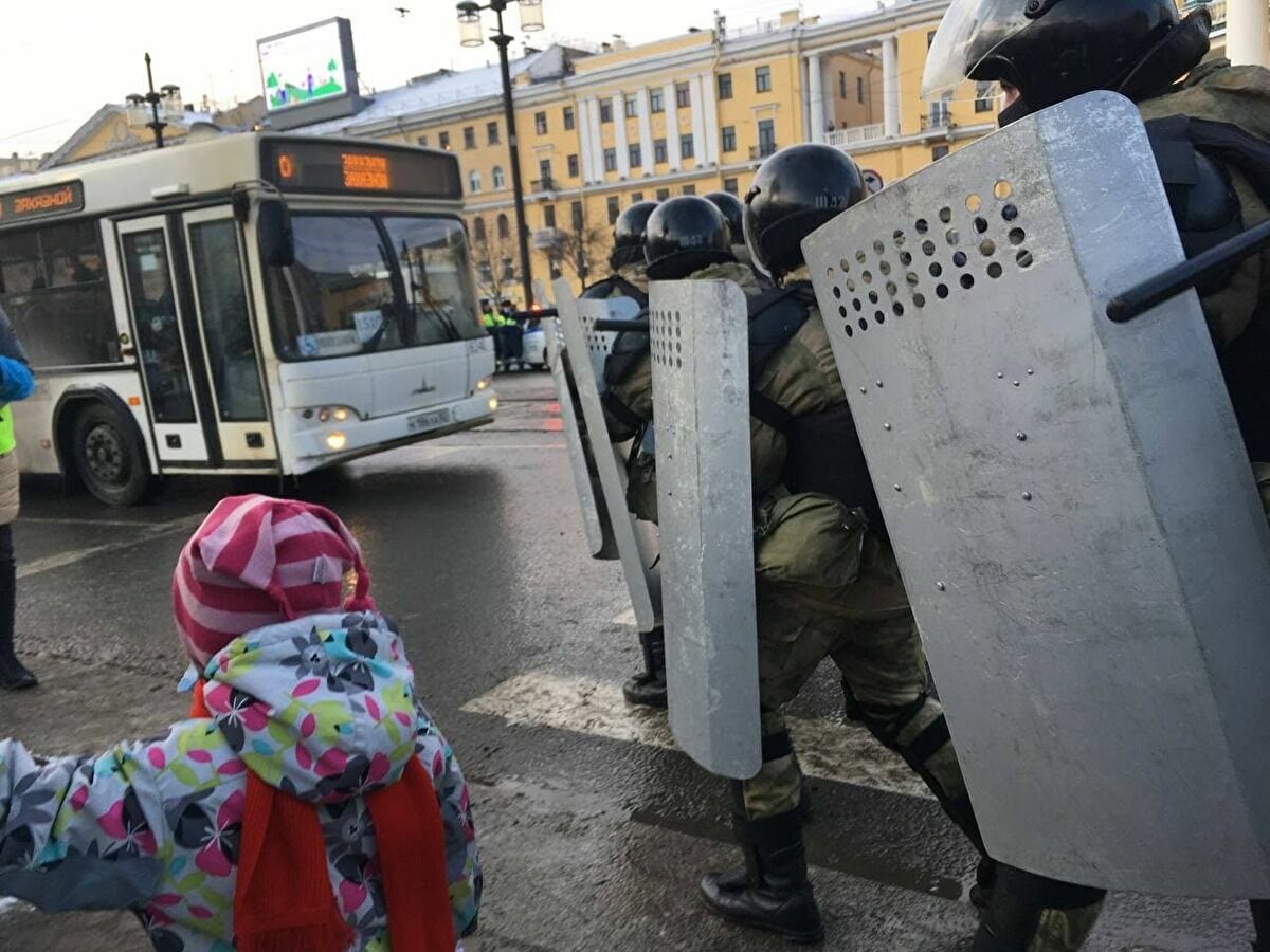 На митинге в Петербурге задержали 11-летнюю девочку