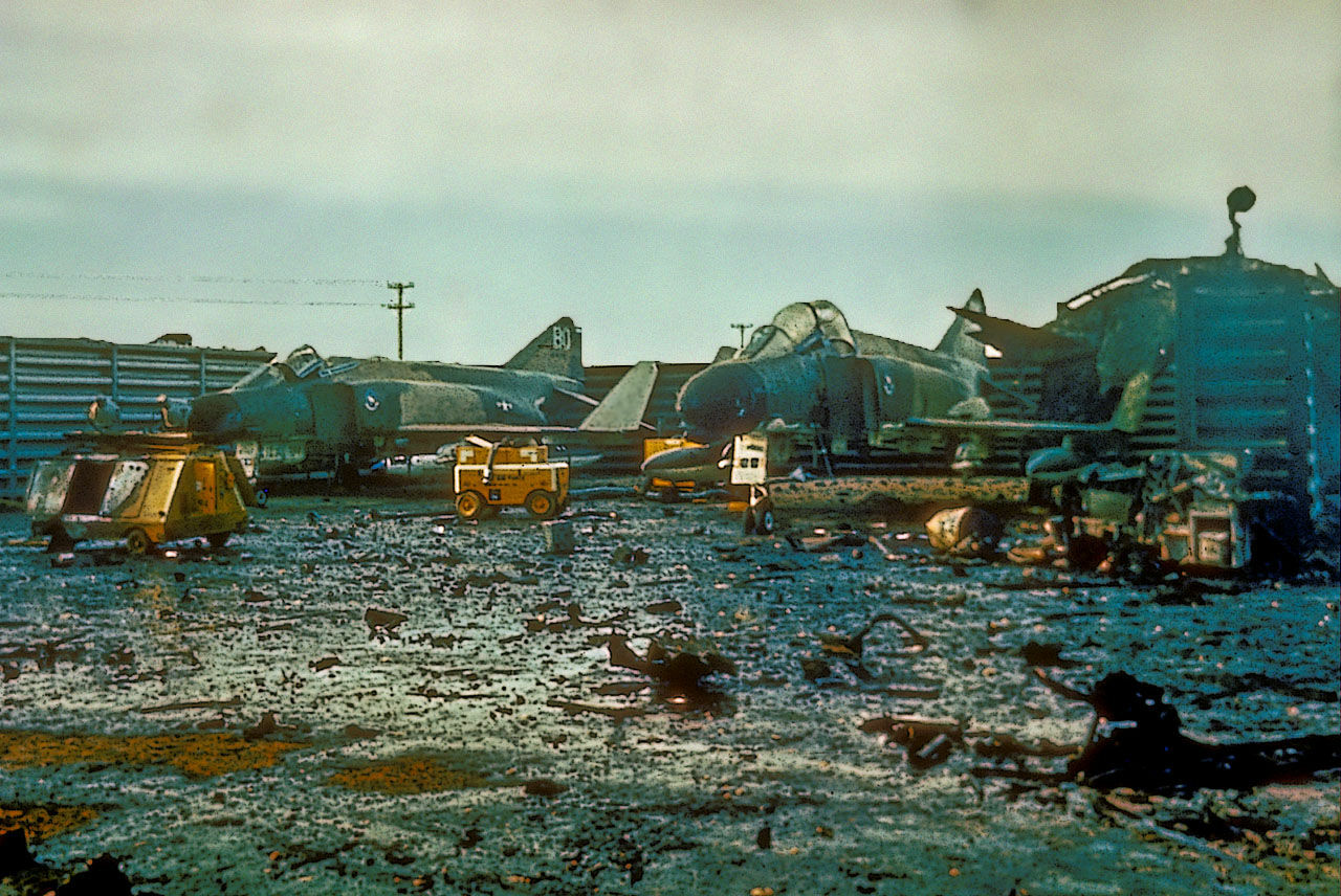 Истребители McDonnell Douglas F-4С Phantom II из состава 390-й тактической истребительной эскадрильи ВВС США, поврежденные в капонире в результате ракетного обстрела американской авиабазы Дананг (Южный Вьетнам) 15.07.1967 (с) Robert Witowski 