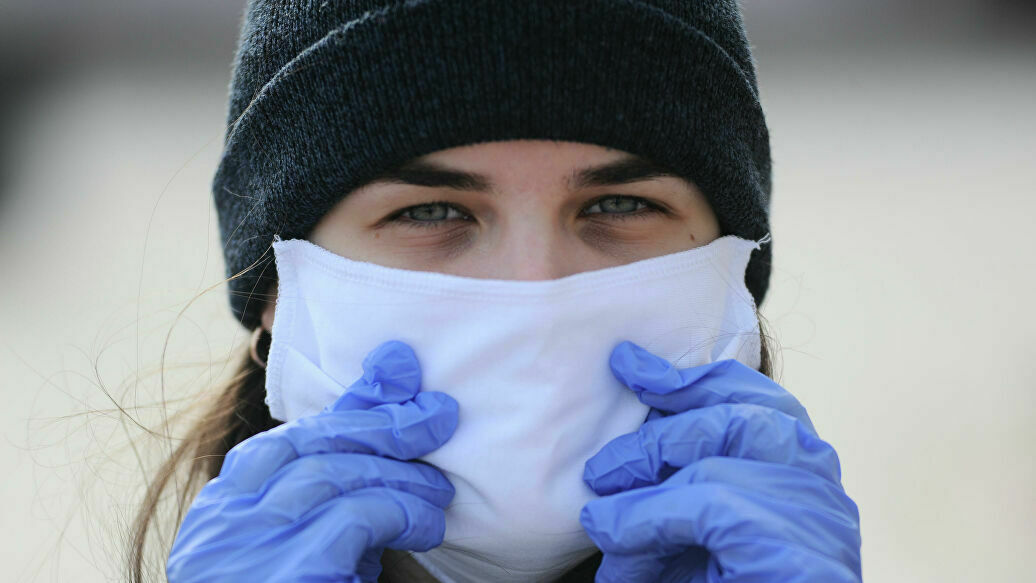 Академик РАН заявил, что перчатки не защитят от коронавируса