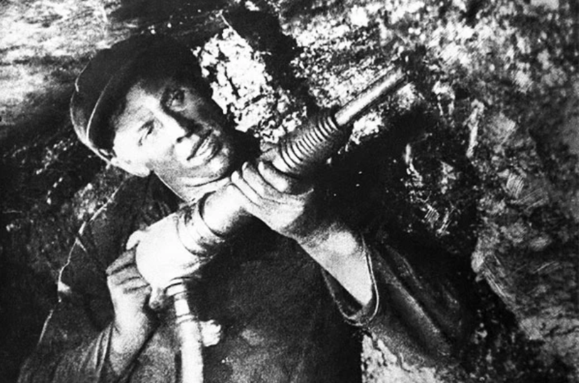 В августе 1935 года Алексей Стаханов дал стране угля