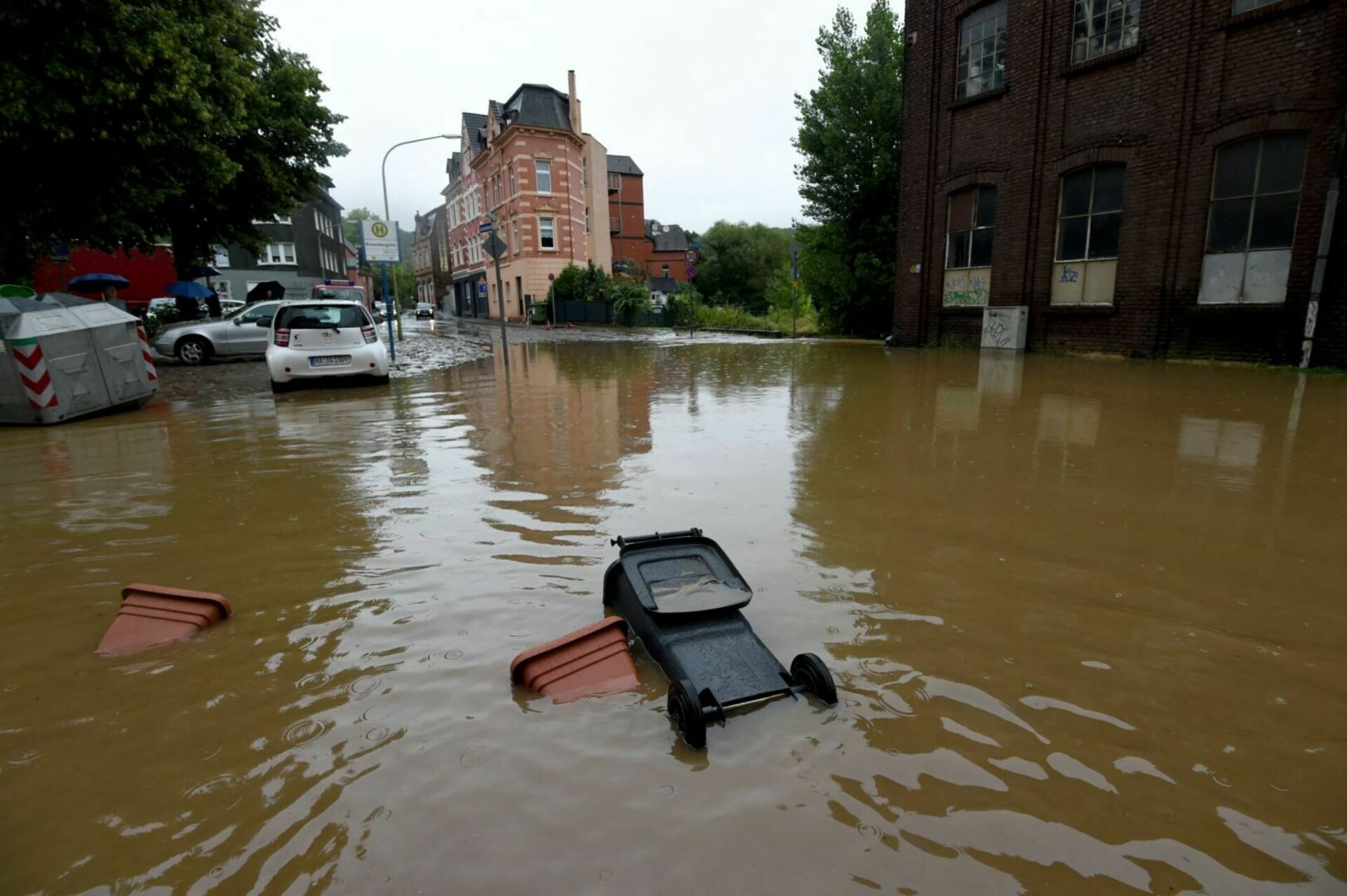Flood happened. Наводнение в Германии 2021. Наводнения в Европе 2021 Германия. Наводнение в Германии 2002. Германия Саарбрюккен наводнение.
