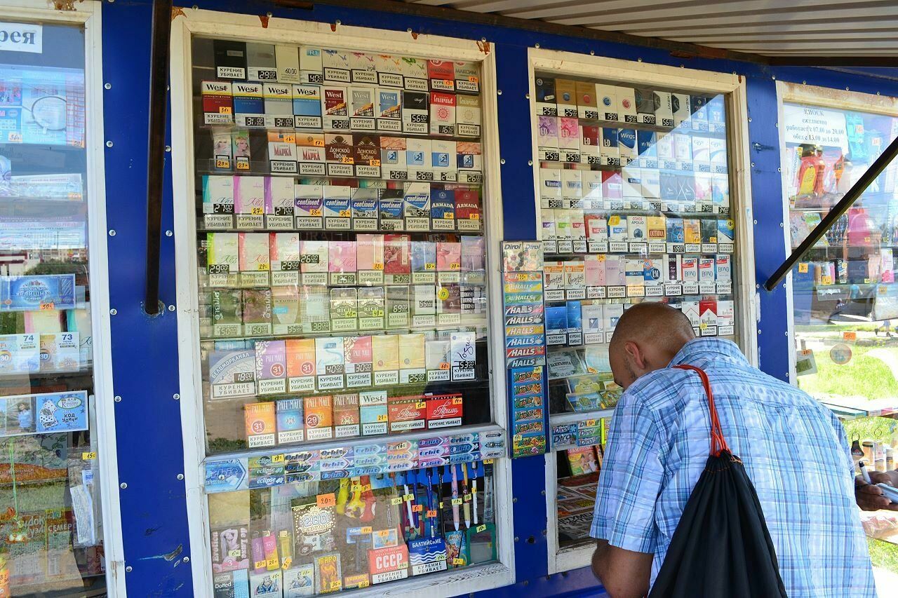 Правительство назвало «дискриминацией» запрет продажи сигарет в ларьках