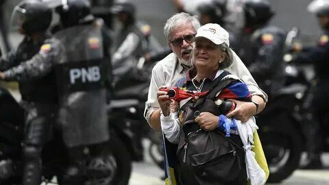 В Венесуэле разогнали марш сторонников Гуайдо слезоточивым газом