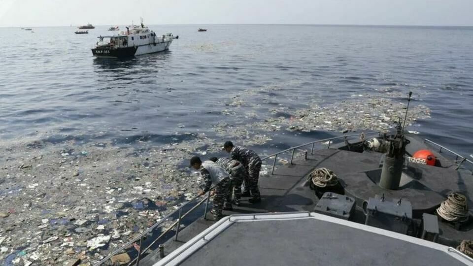 Обломки разбившегося индонезийского самолета найдены в Яванском море