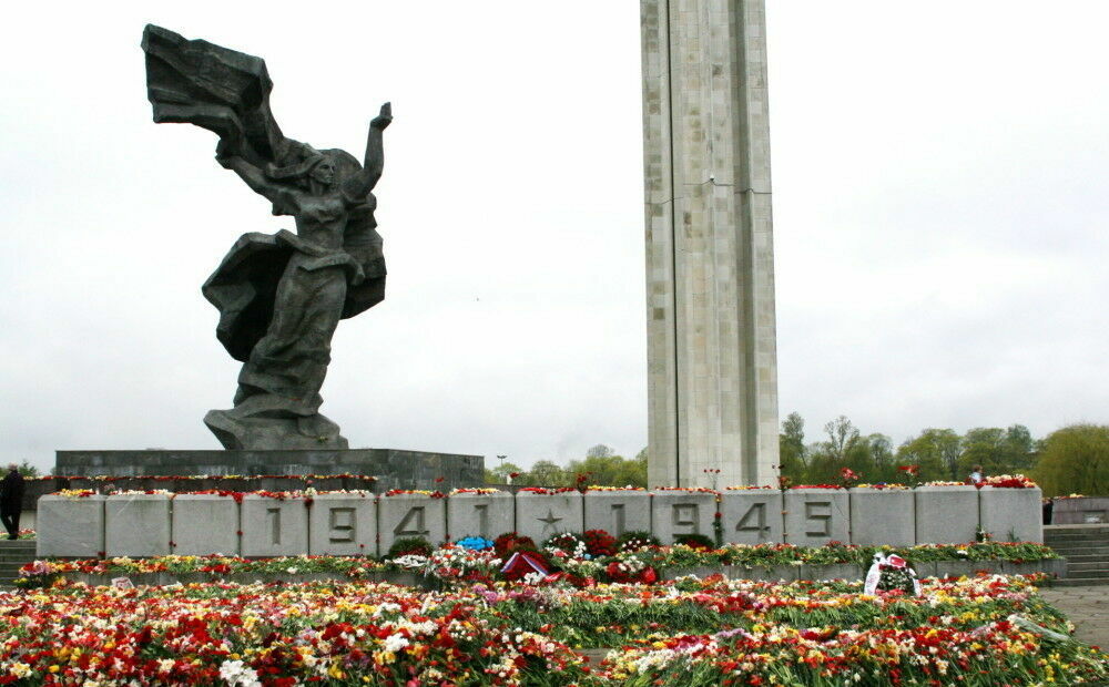 Сейм Латвии запретил собираться у памятников Советской Армии