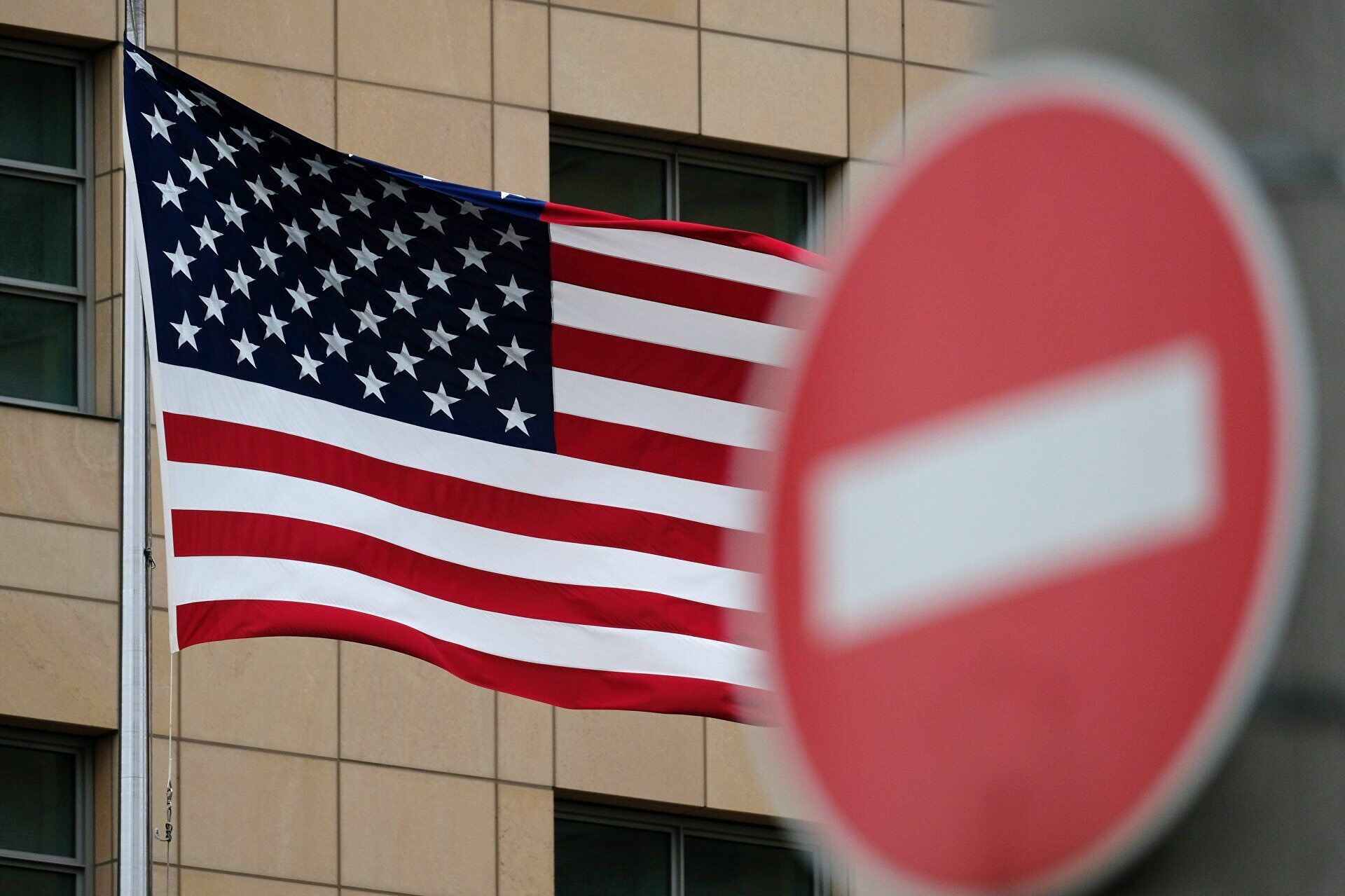 Девять российских компаний попали под новые санкции США