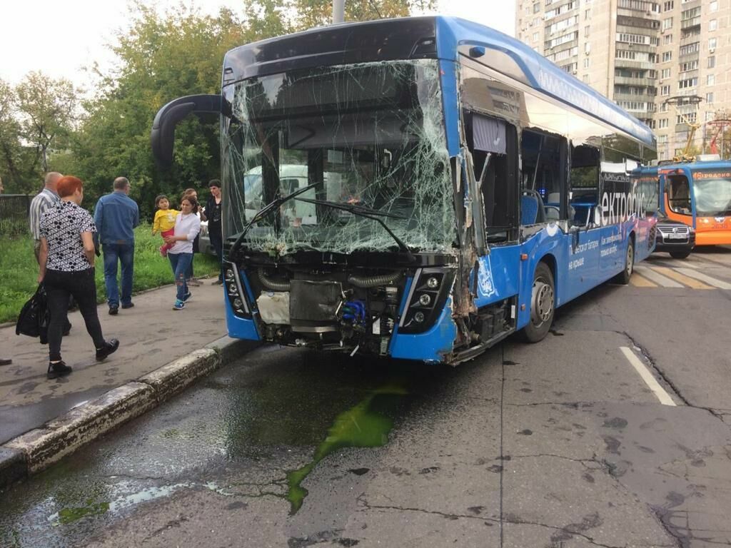 В ДТП с электробусом в Москве пострадали 12 человек
