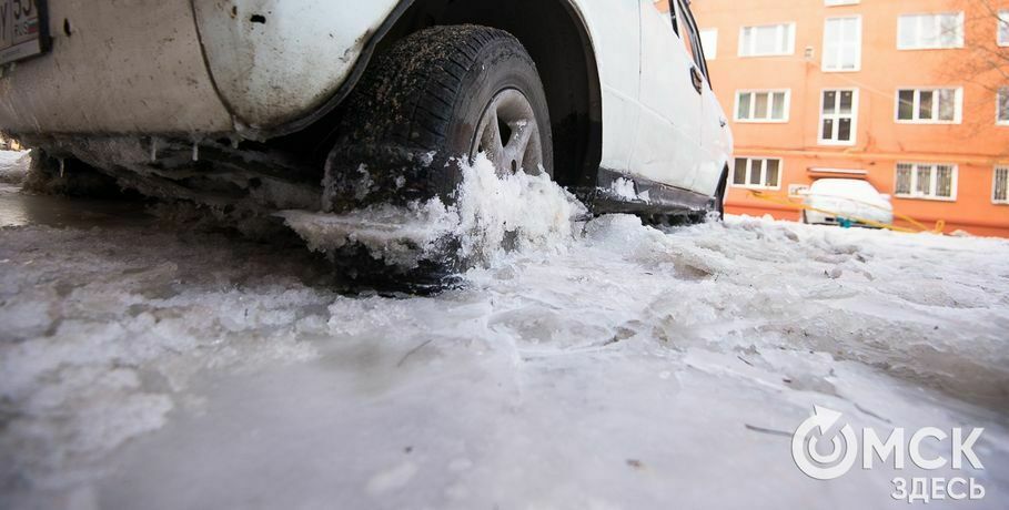 В Омске автомобили вмёрзли в лёд из-за прорыва водопровода