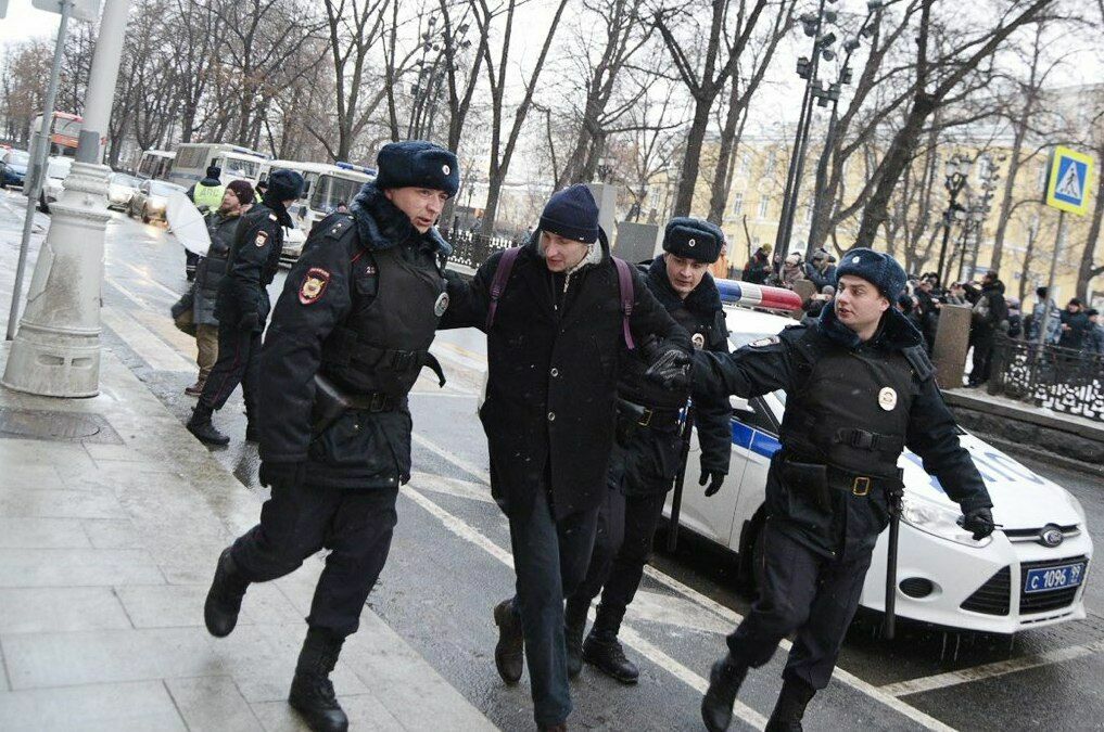 В Москве задержали участников акции в память о Маркелове и Бабуриной