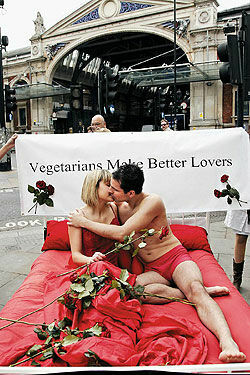 Вегетарианцы провели в Лондоне сексуальную акцию