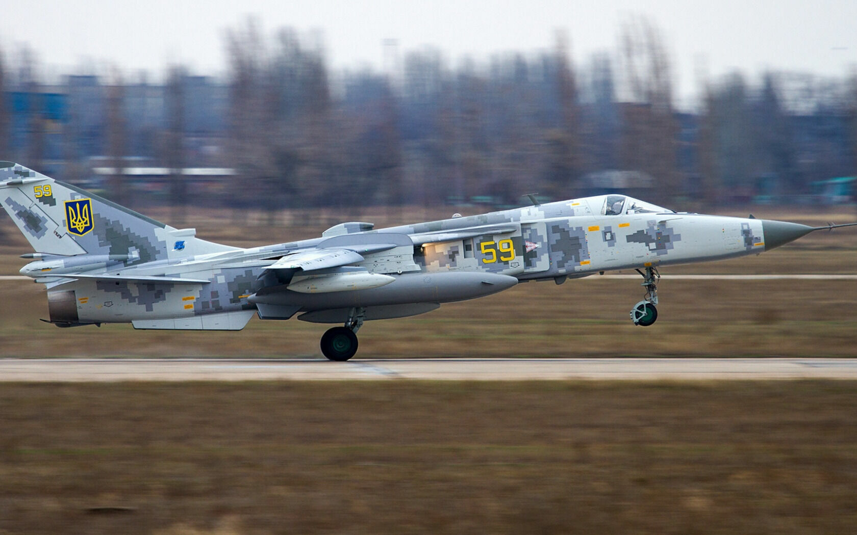 Су-24 украинских ВВС на взлете