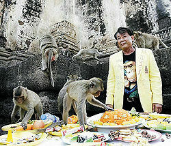 В Таиланде состоялся фестиваль обезьян / В Гонконге запретят материться