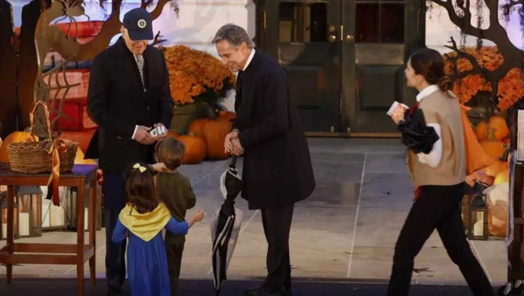 Политический Хэллоуин: сын Блинкена в костюме Зеленского получил конфеты от Байдена