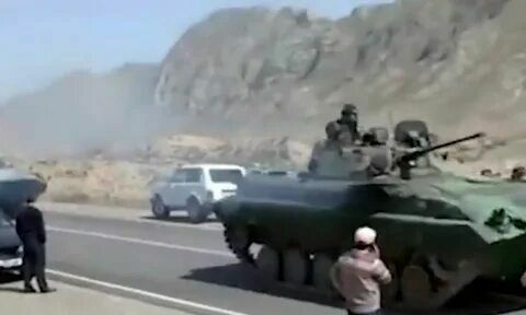 Таджикистан начал стягивать танки к киргизской границе