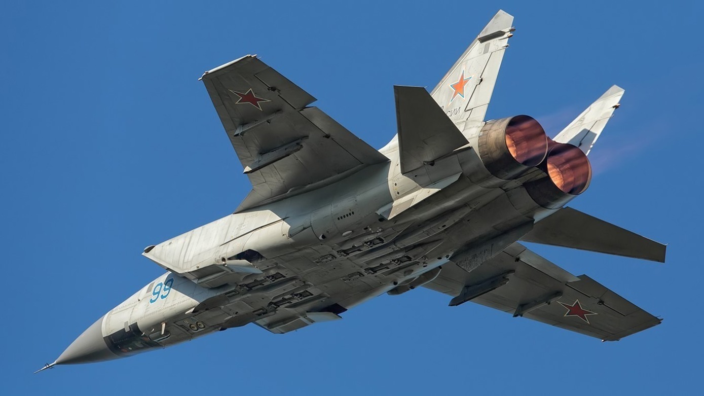 На месте крушения истребителя МиГ-31 на Камчатке нашли масляное пятно
