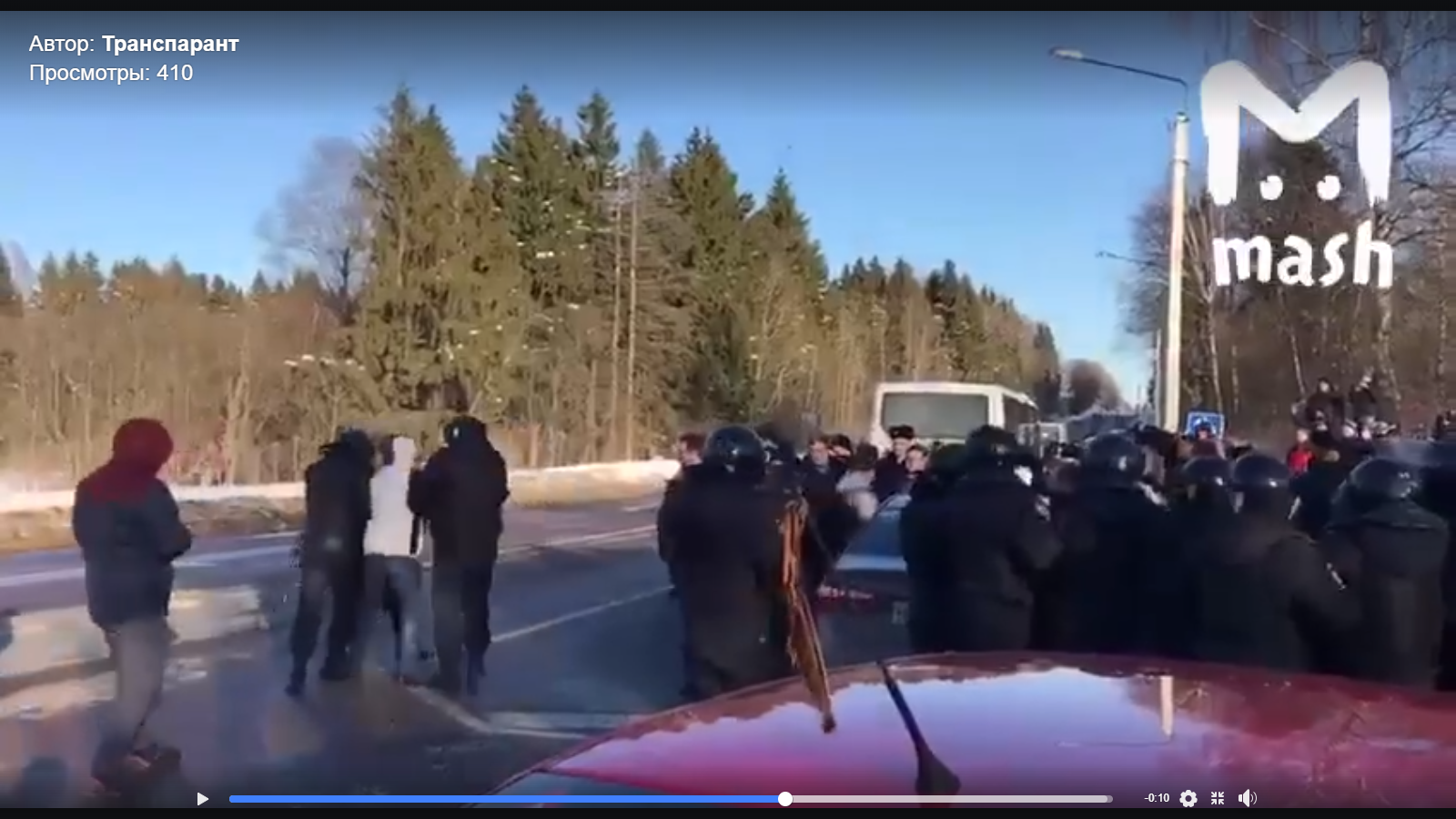 Видео: протестующих против свалки жителей Волоколамска задерживает полиция