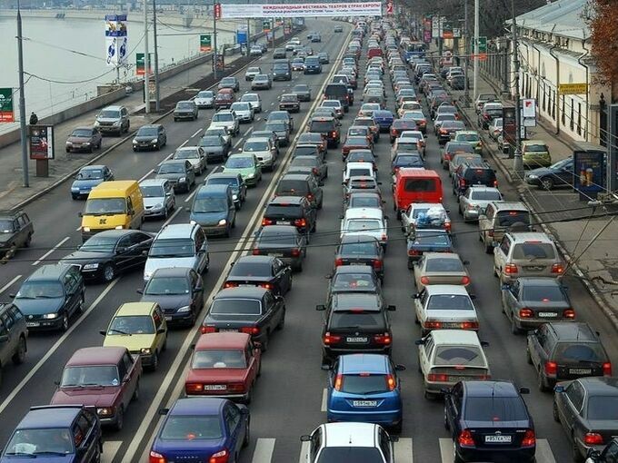 Хорошая новость: машин в РФ становится больше,а смертей на дорогах - меньше
