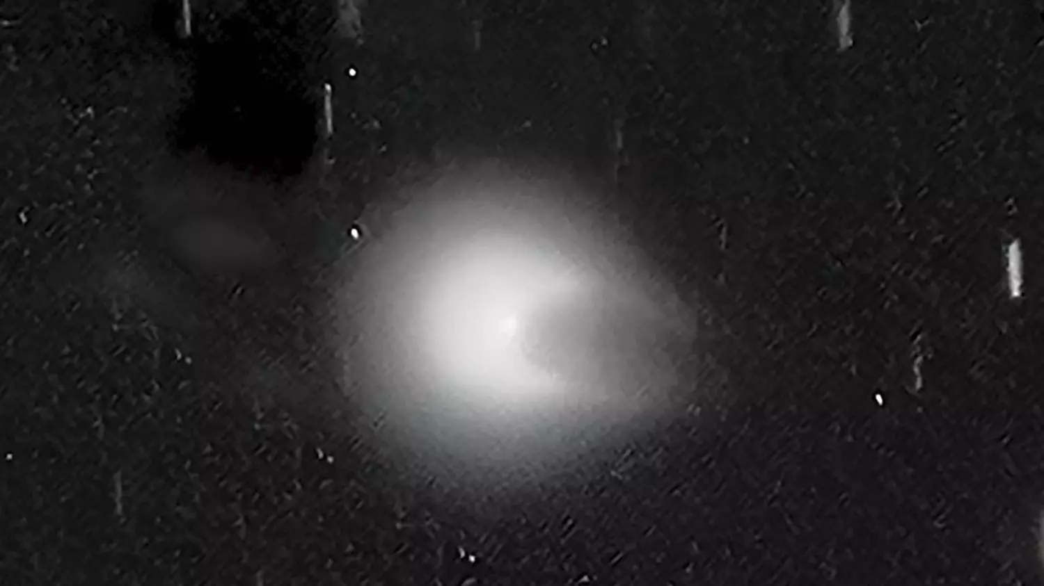 Газ и пыль, окружающие комету, приняли форму подковы. Некоторые наблюдатели считают, что это напоминает дьявола с рогами. Иногда комету сравнивают с космическим кораблем Хана Соло из «Звездных войн»