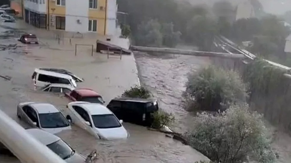 В Туапсинском районе Кубани река унесла автомобили (ВИДЕО)