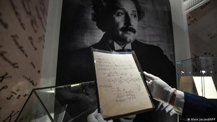 Рукопись Эйнштейна продали на аукционе Christie’s за €11,7 млн