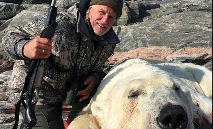 Фото дня: бывший помощник Ельцина убил медведя из Красной книги