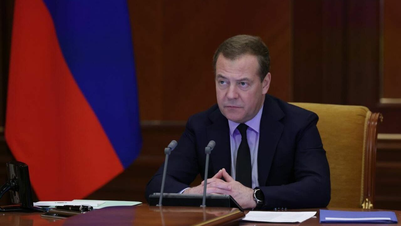 Медведев сказал, что Твиттер «прогнулся под госдепом и хохлами»