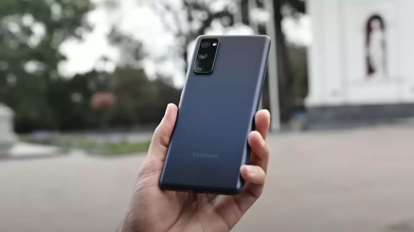 На фото один из самых продаваемых смартфона Samsung — Galaxy S20 FE.