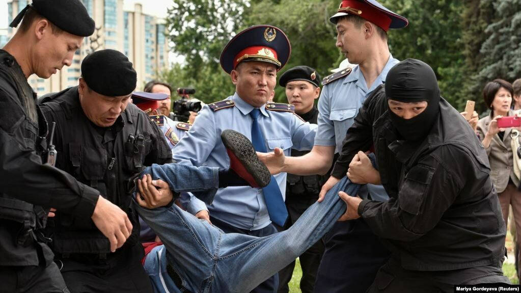 В Казахстане полиция задержала противников проходящих выборов(ВИДЕО)