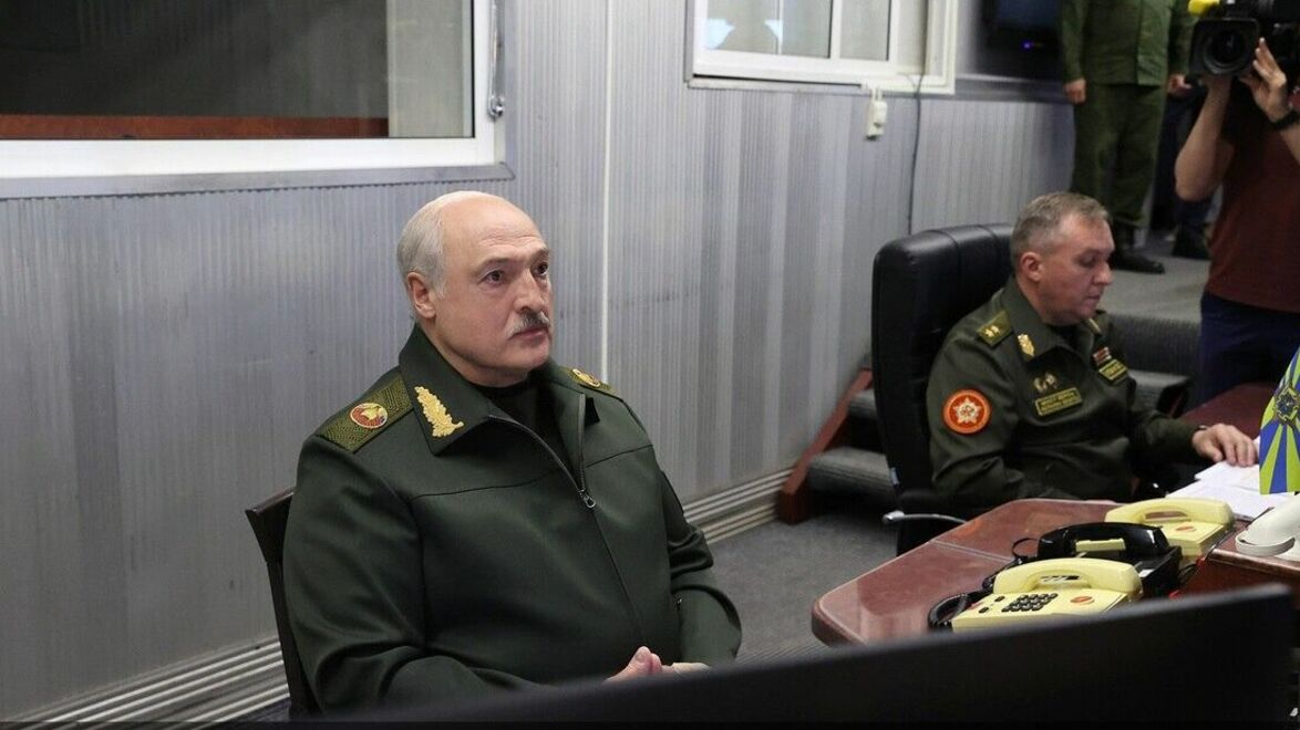 Пользователи соцсетей спутали Александра Лукашенко с восковой фигурой