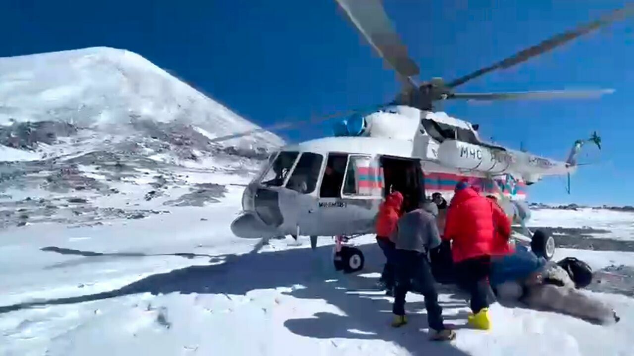 Трех выживших альпинистов эвакуировали с вулкана Ключевской