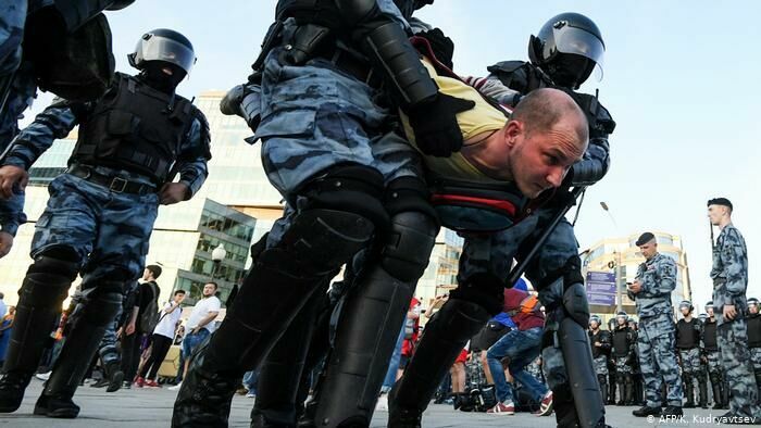 Жёсткие действия властей при разгоне митингов в Москве одобрили 69% россиян
