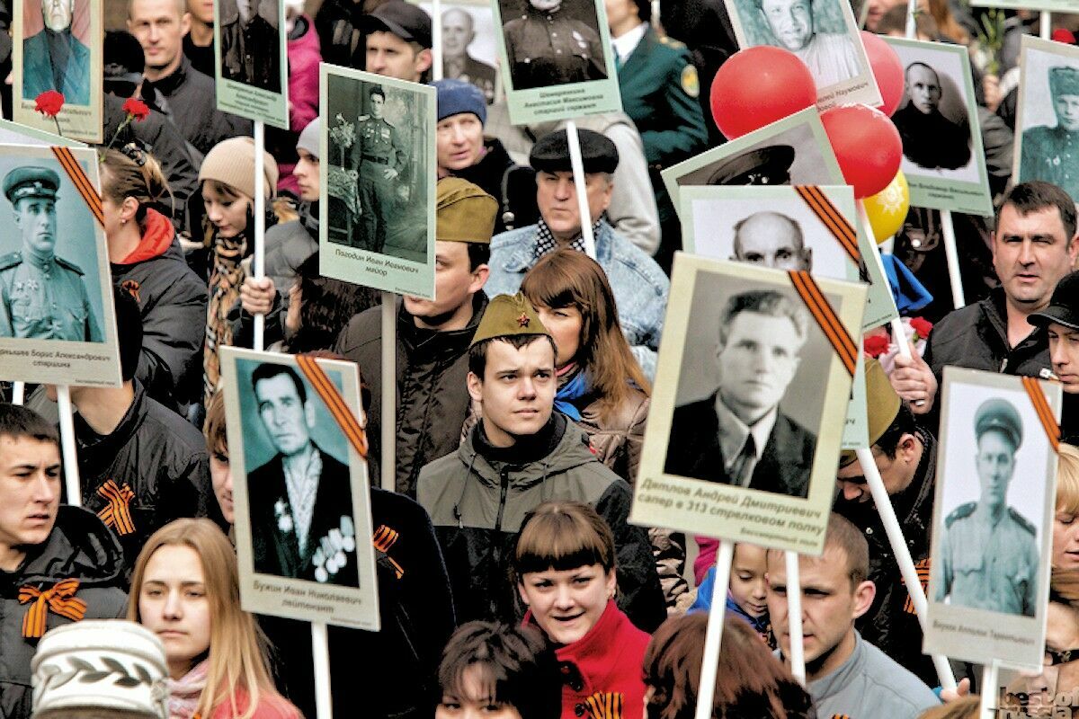 ВЦИОМ: 96% россиян одобряют акцию "Бессмертный полк"